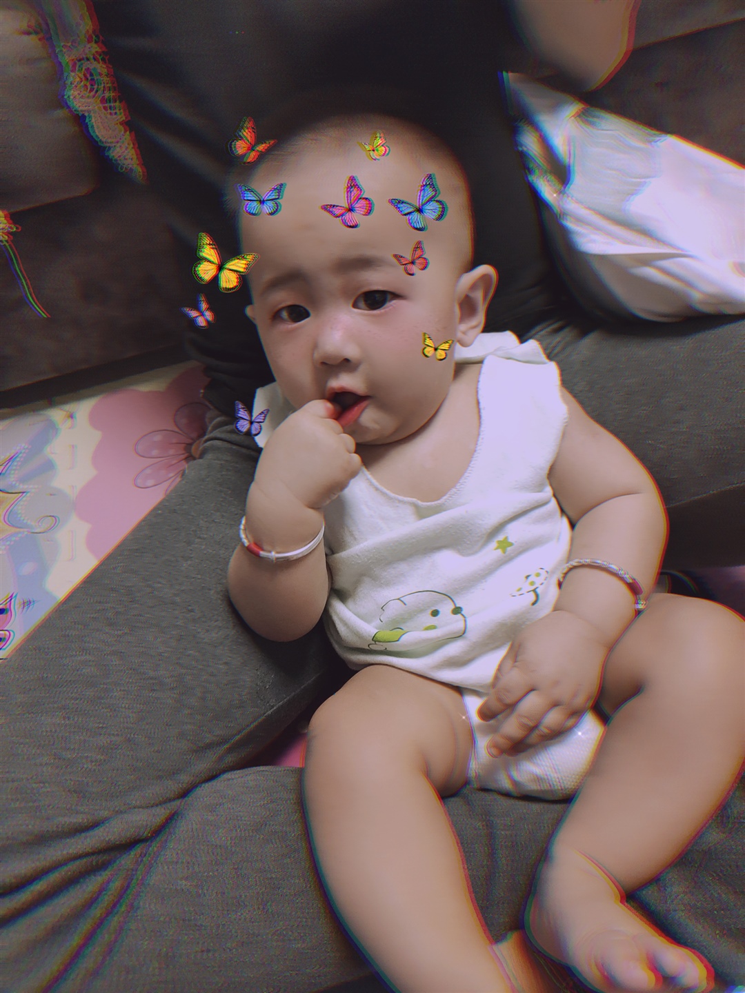 感觉摆好了姿势  等着妈妈拍  😝