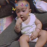 坐在爸爸的腿里   妈妈给拍照    😏 感觉摆好了姿势  等着妈妈拍  😝 看我厉害吧