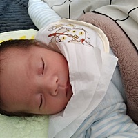 我家宝宝出生十几天，最近老是吐奶，而且食欲明显下降，有没有宝妈们知道是什么原因吗？求赐教！谢谢