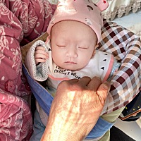 今晚取帽子发现头上鼓了个包 摸着软软的 里面好像有水一样 有人知道怎么回事吗