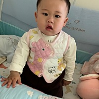 小调皮，9个半月才开始出下面2个小牙，11个月开始出门牙。今天穿了姐姐小时候的马甲。