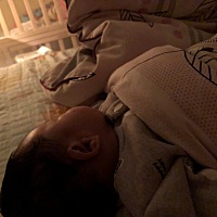 宝宝昨晚这个时候因为肚子疼哭闹不停，今晚终于好好睡觉了，感恩。停了一天母乳，终于让宝宝肚子舒服了...