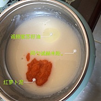 60毫升水。两勺米粉。胡萝卜蒸熟打泥。两滴紫苏籽油。吃光光👍