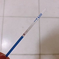 大姨妈晚了十天了，早上抱着试一下的心态测了一下，这是怀了吗？不是很明显啊