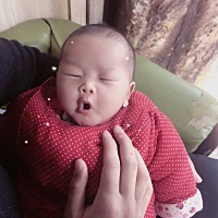 有没有别的宝妈家的宝宝突然不吃母乳的.     明明饿的要死.死活不吃母乳. 只吃奶粉.