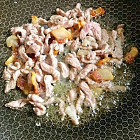 🔸分享一下今天午餐 ～宁海人爱吃的炒年糕宁海人的午餐 前阵子换了个新宠（锅）[强]真的是一点不粘锅...