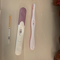 今早三种牌子一起测试，中间那个基本看不出，另外两只这样  是有了吗？😂😂😂😂备孕第一个月  ...