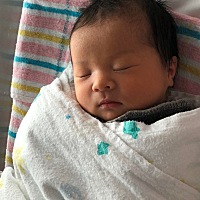 连续两天见红，到了第三天晚上终于开始有规律的宫缩痛，这种痛的感觉就像浪潮，从背部开始慢慢向腹部涌...