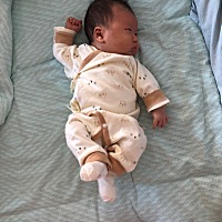 最讨厌婆婆的就是宝宝一哭就是说是不是很久没喝奶了给他喝奶吧！一哭就说给他喝奶吧！一哭就来奶奶抱下...