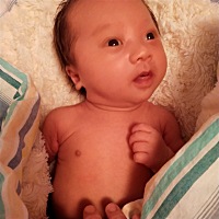 我们一个月零三天了  已经洗四五次澡  都是在家里  大人洗完之后 抱着给他洗 搂得紧一点给宝宝足够的安...