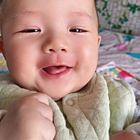 她每次对我笑的时候我都会忘记，我生她的疼，养她的累。婆婆的指指点点，老公的背信弃义。