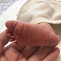 预产期是3月13号去医院之前毫无征兆我以为得推迟呢，3月7号下楼遛弯儿走几步肚子硬的动不了还有点姨妈疼...