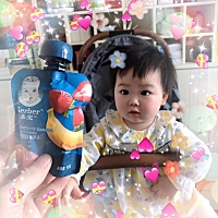 最后一袋果泥，妞妞看见那叫一个兴奋🥰 哥哥还提前打招呼🙋‍♂️吃不完给他留点[捂脸] 妞妞一口接...