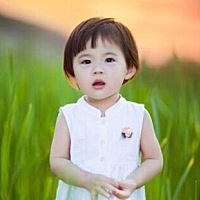 宝宝白天不睡大觉难带是没有吃饱嘛？你们3个月的宝宝都是吃一边奶还是2边奶