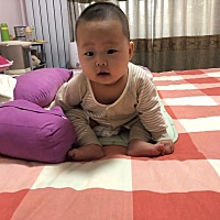 最近这个宝宝，到处抓，妈妈的头发眼睛，抓个不停，今天下午回来，发现嘴里使劲儿吐泡泡，两个嘴使劲儿...