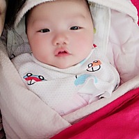 宝宝三个多月了，从出生的7.1斤到现在15斤了🤣前三个月好难带，经常熬夜抱娃到天亮，抱着喂奶，抱的我...
