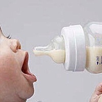 虽然我们说母乳的好处多多，但是奶水少的妈妈也不必太纠结。人工喂养得当，宝宝吸收好，以后都是一样的...