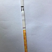 3.11测到强阳，今天早上测的早孕，这是水印吗？还是意念灰，拍照不明显，食物要比这明显一点