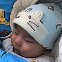 月里宝宝长过一次湿疹，月嫂说红霉素软膏好，天天给她涂很多，红了屁股也涂，后来我查了一下红霉素有抗...