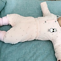 我都是让他睡右边所以都是右边吃的多 他也习惯吃右边了 左边给他吃他开始老是会干呕而且还没奶 大小奶好...