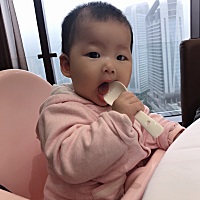 看见大人吃饭开始抢东西吃了。