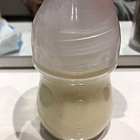 奶水太多也烦恼 每隔2小时左右就得吸一次每天都得倒掉满满三 四奶瓶😔