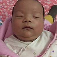 到了晚上鼻塞就严重，声音还嘶哑，吃着奶就睡着了，过一会就扭来扭去睡不好的样子，有时候下嘴唇还发抖...