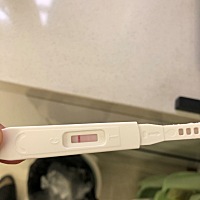 姐妹们。快来帮我看看。这样是不是验孕棒失测了呀。 有白色的印是什么意思呢