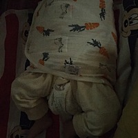 不知道是不是用了这个防惊跳的，还是洗了澡舒服了，昨晚从十一点睡到早上六点半，哼哼唧唧的喂了点奶，...