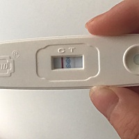 各位姐妹能帮我看看这是?早上第一泡尿刚测的。