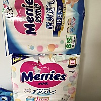 我想请问一下宝妈们这两个版本的花王纸尿裤有什么不同，上面那包比下面这包要大一点。都是在同一家店买...
