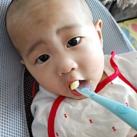 这小家伙第一次吃鸡蛋羹吃的还挺高兴  不喂抢着吃  笑嘻嘻的样子  真可爱   ❤   你开心  妈妈就高兴