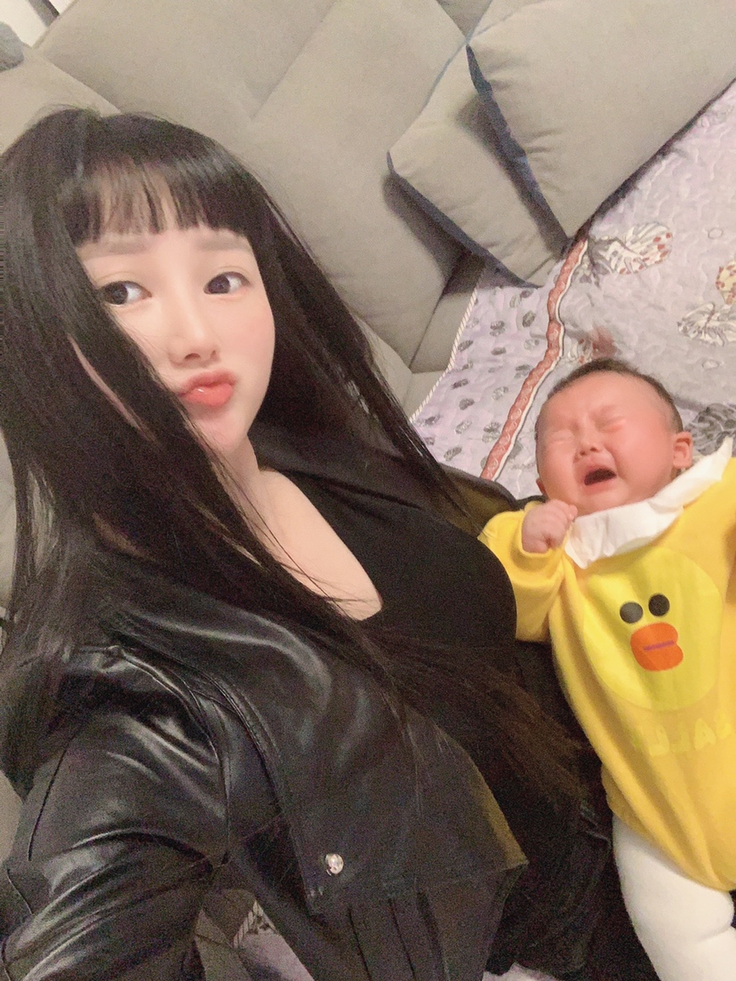 这小兔崽子，想和你合个影你就是不配合老娘。