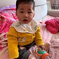 宝宝8个月，坐起来总爱张着嘴巴，有没有同款宝宝