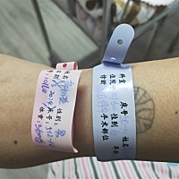 今天回家了  早晨给宝宝抽血了  足跟血  差点儿跟着哭   还有我们的脐带也掉了 记录一下  出生第四天