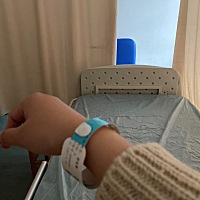 39w 6，凌晨四点宫缩见红。 老公立马起床带我去医院，那会儿宫缩还不是很规律。 到医院凌晨四点19分，胎...