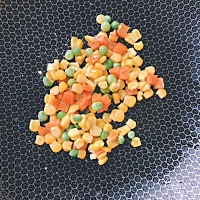 食材：胡萝卜 豌豆 玉米 白米饭 蛋液 其实这个很简单 👀把材料和饭翻炒好 蛋液下锅小火煎制（嘻嘻 无...