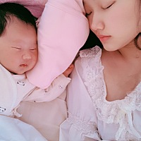 我家的天使宝宝晚上一觉可以睡5个小时，醒了也不哭，在旁边哼唧哼唧，太可爱喽❤️