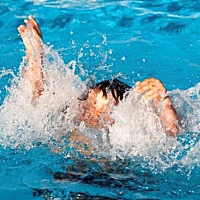 有数据表明，溺水是中国14岁以下儿童意外死亡的首要原因。所以家长们带宝宝去海边玩耍，一定要负起监护...