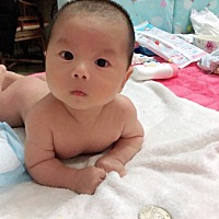 也没练抬头，小脑袋抬得也不错了。