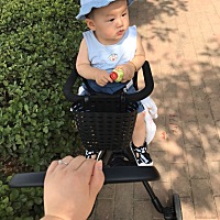 这是去年夏天推着他去逛街拍的，时间过的好快啊，儿子马上一岁八个月了，身高90cm，体重30，是不是有点...