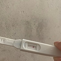 大家能帮我看看吗  一条深一条浅浅的  不知道有没有怀孕   上个月15号来的  每个月都很准时的   这个月...