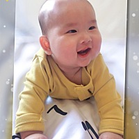 体重18斤、身高72厘米！ 昨天第二颗小牙横空出世啦！ 喂奶瓶时总要自己抱着喝！支撑、抓握能力增强！ 每...