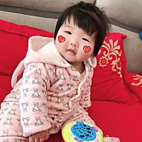小胖子快六个月了，不会坐，坐一会就倒了，关键还不会翻身，哎