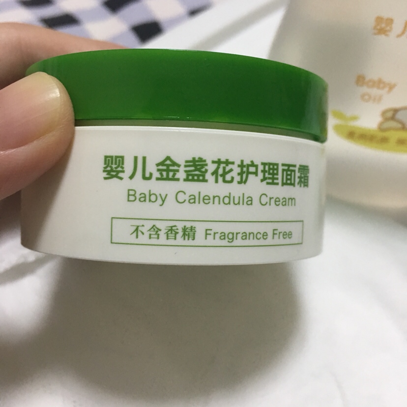亲试好用！新生儿皮肤锁水能力差，洗完澡三分钟之内抹面霜，宝宝脸部一点点的爆皮儿改善，不抹面霜虽然脸也滑，但是脸会起皮。 50-70之间