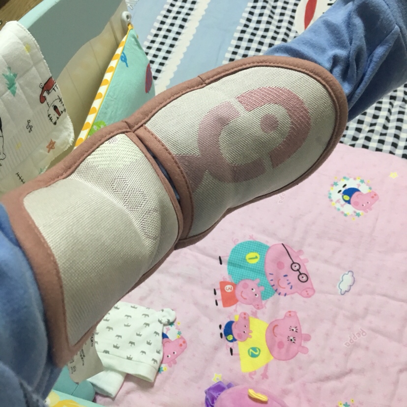 亲试好用！手臂凉席，喂奶或者长时间抱宝宝，宝宝红脖子红耳朵起痱子湿疹，我用这个能避免一些，宝宝舒服一些。价格29块钱，便宜的我没买，其实十块八块的就够用了