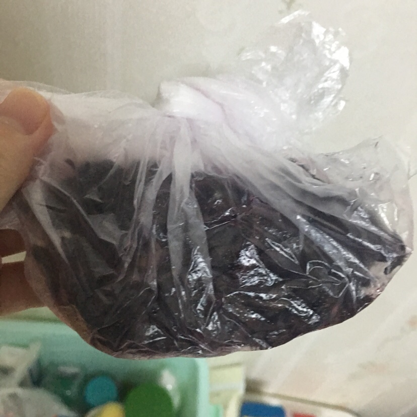 亲试好用！这个是紫草，月嫂在的时候做了紫草油，宝宝红屁股用的，紫草和香油炸的油，外面的紫草油添加比较多，我们是自己弄了点用的，只要纸尿裤换的勤就没事，最爱红屁股是怕宝宝屁股夹💩，这个愿意红屁股，所以家长勤换哦，用戒子也一样，勤换一些就没事，家里买的，不知道价格