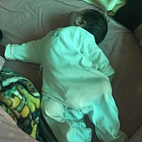 宝宝一个月了，头老是这样往后仰，怎么回事