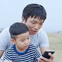 很多家长都担心孩子过分使用智能装置(手机/平板电脑等)而引致沉迷，于是总会警觉，时刻提醒孩子不要长时...