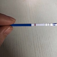 有一点浅色，大家帮我看看，我26号月经12号行的房，今天25测的